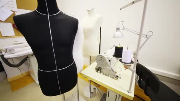 Naaien workshop met mannequins en naaimachine — Stockvideo