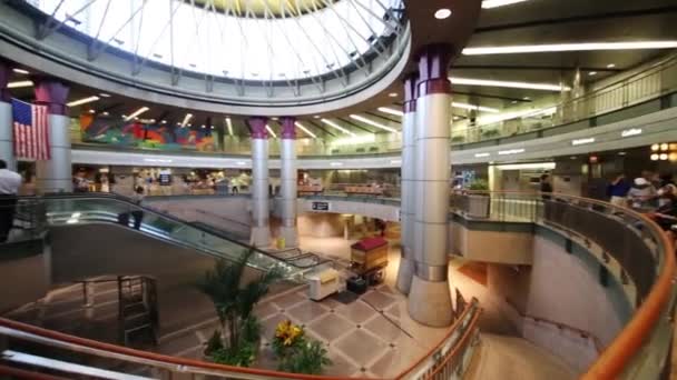 Boston South Station ist Hauptbahnhof und wichtiger Transitknotenpunkt — Stockvideo