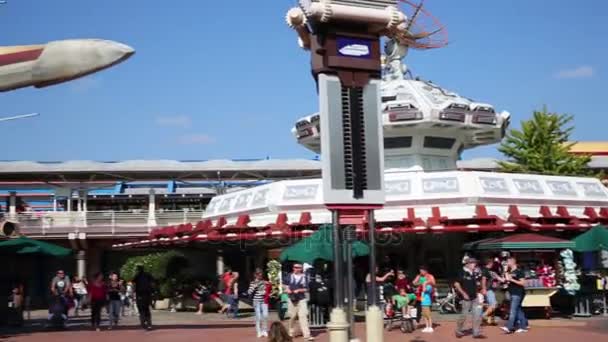 Űrhajók Discoveryland Disneyland látványosságai — Stock videók