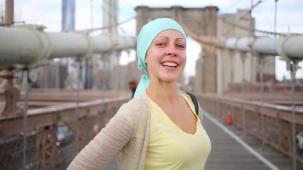 Женщина позирует на Бруклинском мосту в Нью-Йорке — стоковое видео