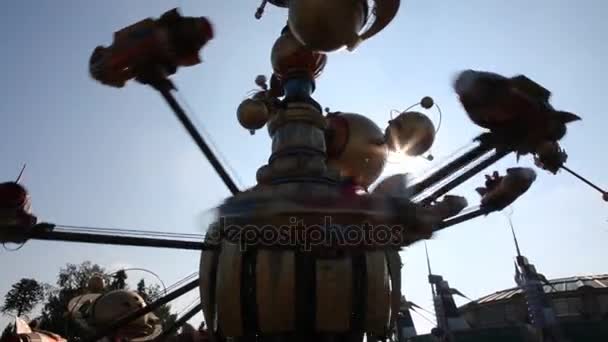 Kosmisches Karussell und Sonne im Disneyland — Stockvideo