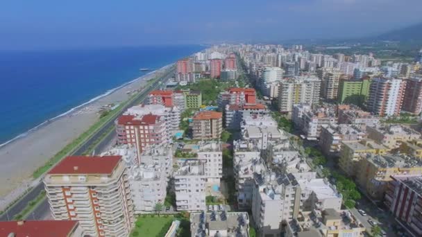 Stadsgezicht met snelweg in de buurt van zee strand zomer — Stockvideo