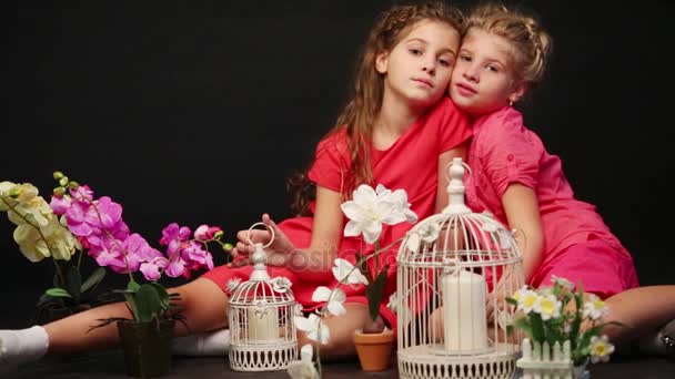 Κορίτσια πόζες στον όροφο με λευκό κλουβιά — Αρχείο Βίντεο