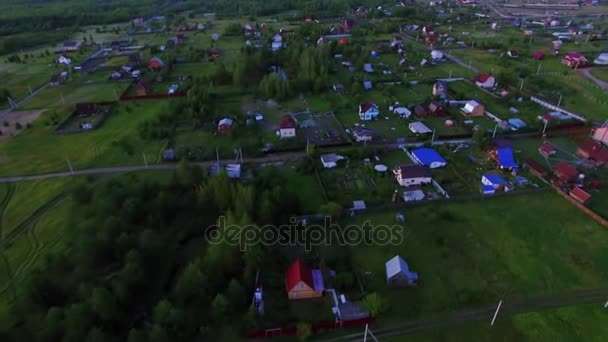 Многие дома в деревне летним вечером — стоковое видео