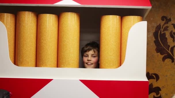 巨大な家でタバコのパケットの少年 — ストック動画