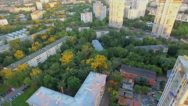 Site de construction du complexe d'habitation avec grues — Video