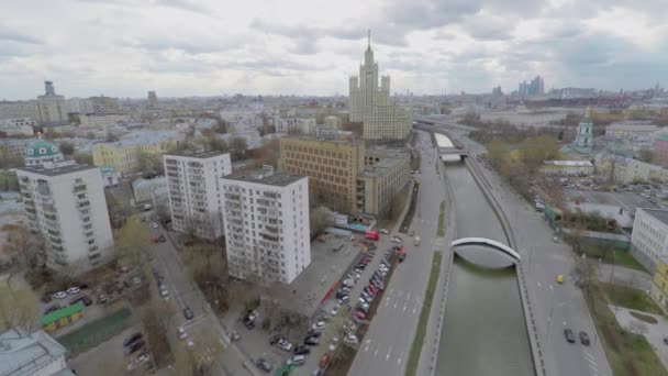 Paysage urbain avec circulation automobile sur le remblai de la rivière — Video