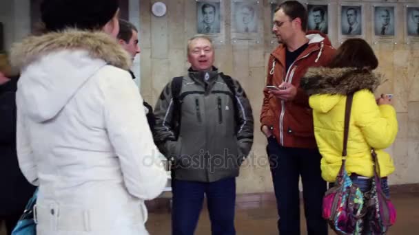 Personas en el hall del Hospital Clínico de la Ciudad — Vídeos de Stock