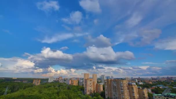 Por encima de la ciudad con parque corre las nubes — Vídeo de stock