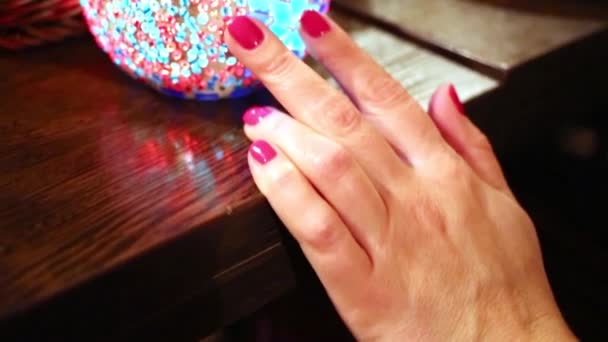 여성 손 접촉 초와 유리 그릇 — 비디오