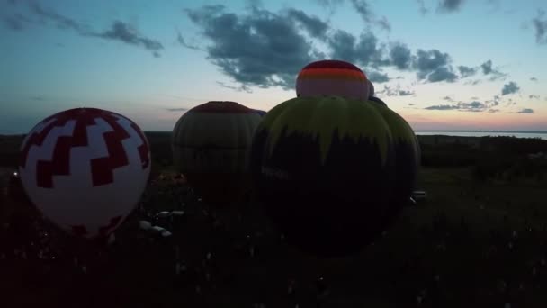 Lucht ballonnen vliegen vanaf veld — Stockvideo