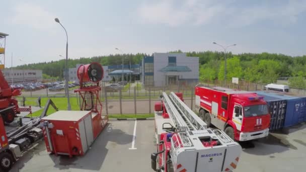 Caminhão com escada de escalada no quartel dos bombeiros — Vídeo de Stock