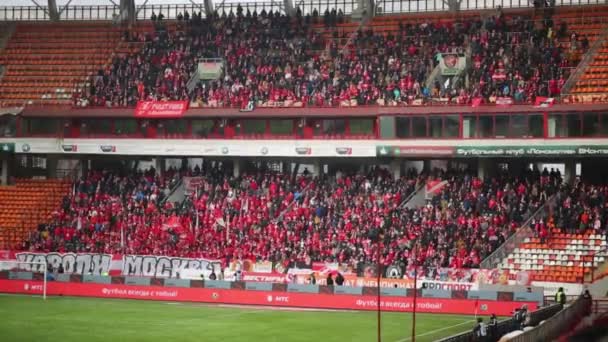 Spartak fans en el juego de fútbol Locomotora - Spartak — Vídeos de Stock