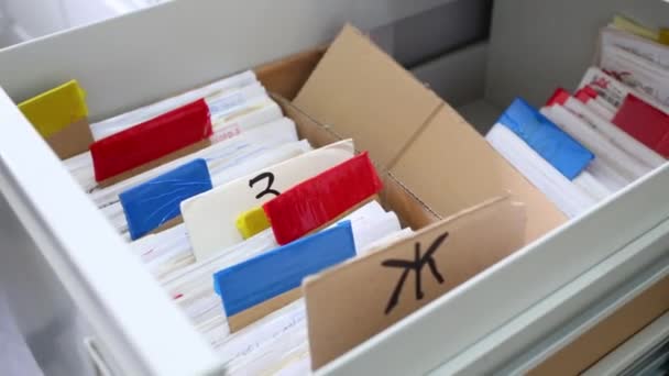 Boîte avec cartes médicales personnelles — Video