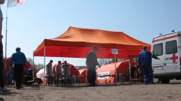 Ambulância chegando à tenda com equipe médica — Vídeo de Stock