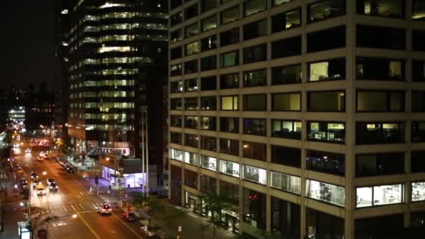 Straat met bewegende auto's en gebouwen in de nacht — Stockvideo