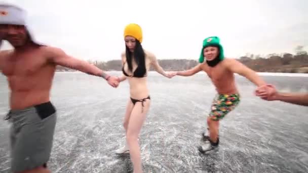 Gente en ropa interior danza redonda en pista de hielo — Vídeo de stock