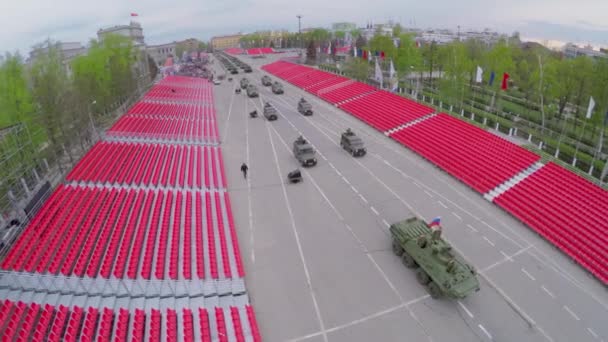 Les véhicules militaires roulent pendant la répétition du défilé — Video