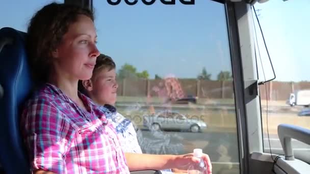 Chlapec s jeho matkou, jezdí autobusem — Stock video