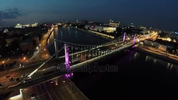 Paisaje urbano con tráfico de transporte en el puente de Crimea — Vídeos de Stock