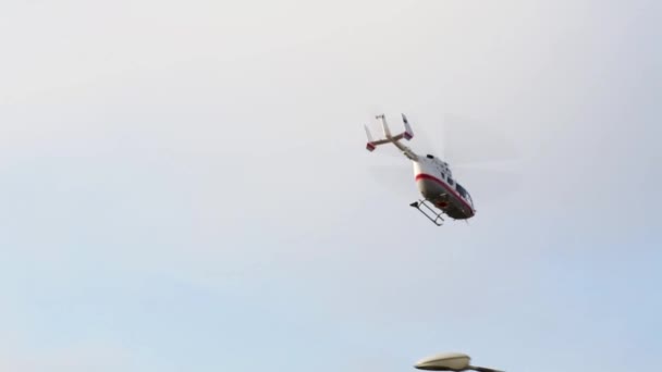 Lékařský vrtulník létá v nebi. — Stock video