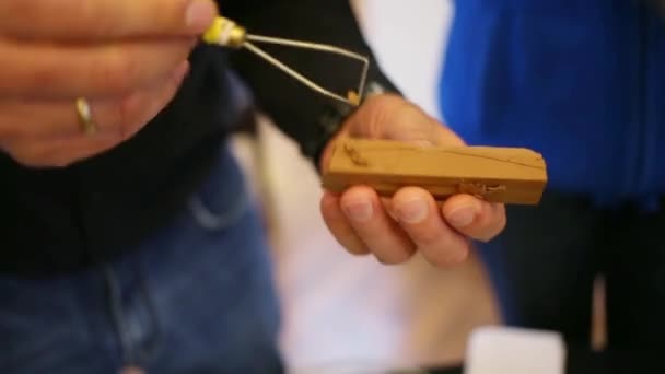 Der Mann hält einen Lehmblock und einen Stapel — Stockvideo