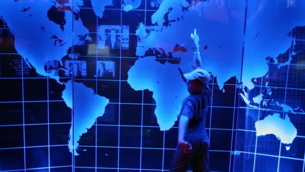 Mapa do mundo e menino no Museu da máfia — Vídeo de Stock