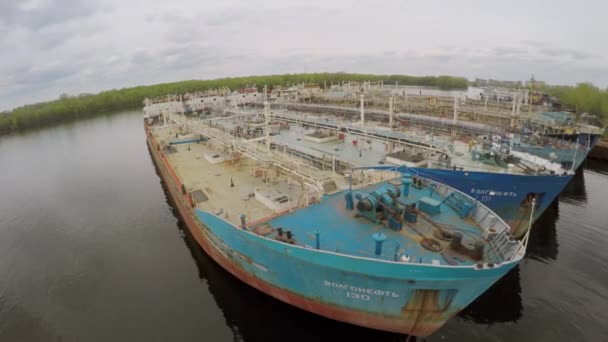 Flera oljetankfartyg på förtöjning i floden — Stockvideo