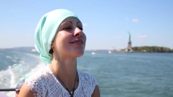 Kvinna haves kul på segelfartyget — Stockvideo