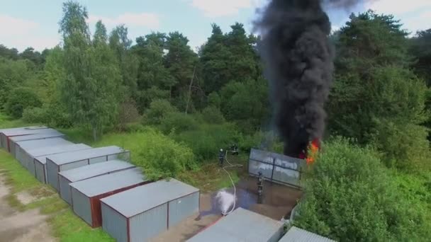 Požární stráž použití hadice na místo nehody — Stock video