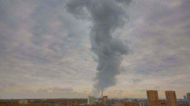 Καπνός που βγαίνει από το σωλήνα πάνω από την πόλη — Αρχείο Βίντεο