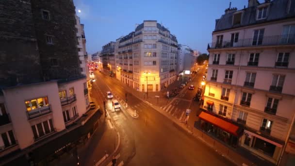 Quartier résidentiel à Paris la nuit — Video