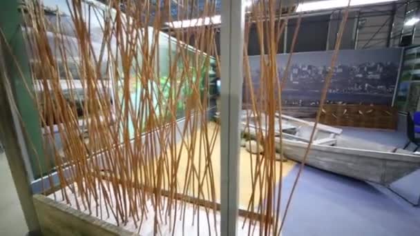 De oude houten boot staan in de tentoonstelling — Stockvideo