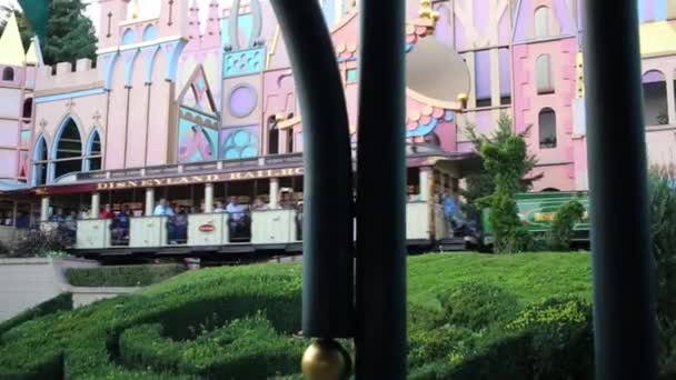 İnsanlar treni çeşme yakınında Disneyland içinde binmek — Stok video