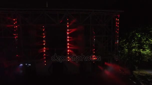 Farbenfrohe Lichtshow inmitten von Rauch an der Außenseite des Pavillons — Stockvideo