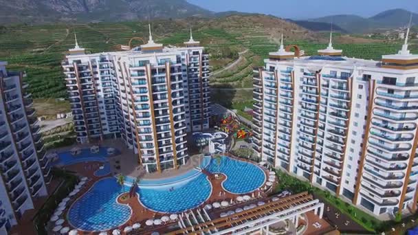 Hotel karmaşık Azura Park dağlar tarım alanları ile karşı — Stok video