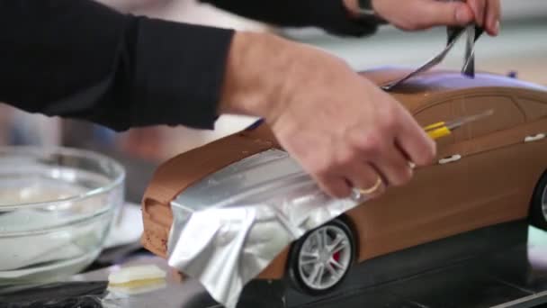 Человек режет бумагу и липнет к машине — стоковое видео