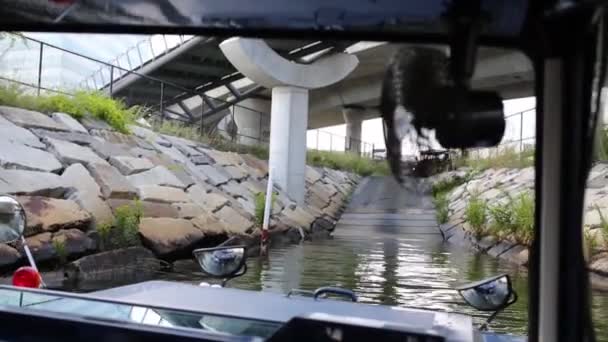 Fordon Boston Duck Tours lämnar vattnet i Boston — Stockvideo