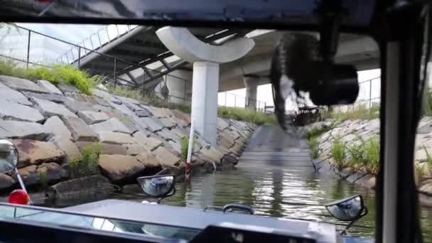 Fahrzeug boston duck tours hinterlässt wasser in boston — Stockvideo