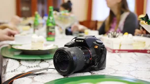 Fotoaparát Sony na stole během banketu — Stock video