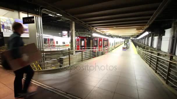 Man kommer för att träna i Central Station — Stockvideo