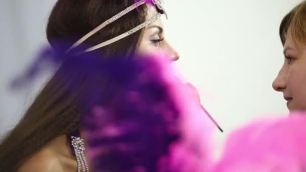 Modelo vestido com traje exótico entre visagistas — Vídeo de Stock
