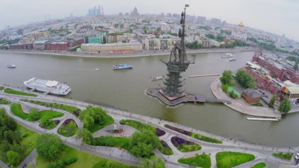 Terraplén cerca de la estatua de Pedro el Grande — Vídeos de Stock