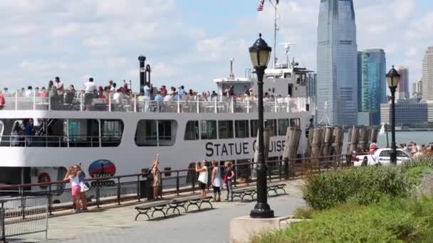 Turisté na loď a mrakodrapy v New Yorku — Stock video