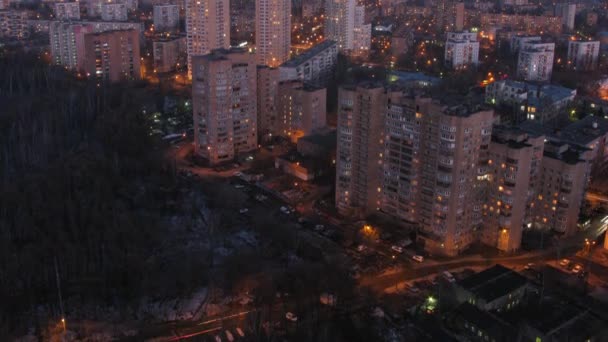 El distrito de la ciudad nocturna con el tráfico en las carreteras — Vídeos de Stock