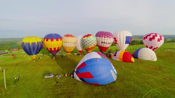 Красочные воздушные шары на травяном поле — стоковое видео