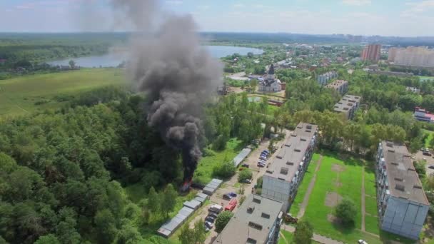 Fuego con humo oscuro en el barrio de New Town — Vídeos de Stock