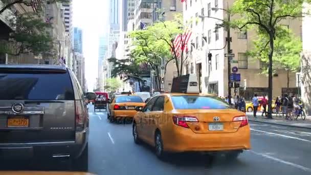 Tráfico en carretera con edificios altos modernos — Vídeo de stock