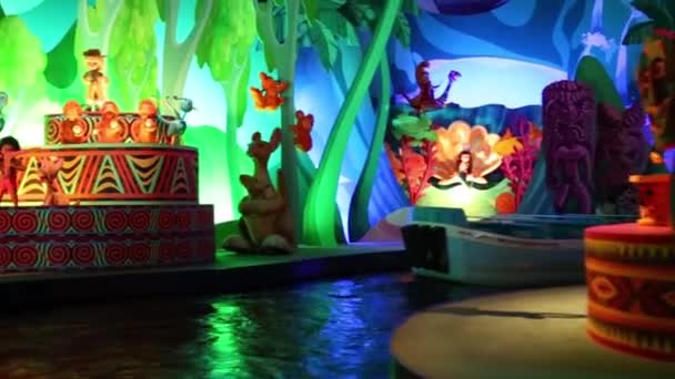 Dancing dolls in attraction This small world in Disneyland — Stock Video