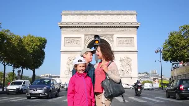 Mãe com filhos na ilha de pedestres em Paris — Vídeo de Stock